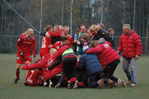 400px-Røa_celebrates_the_2009_Toppserien_victory